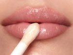 رنگ لیپ گلاس حجم‌دهنده پاستل مدل Plump Up برروی لب